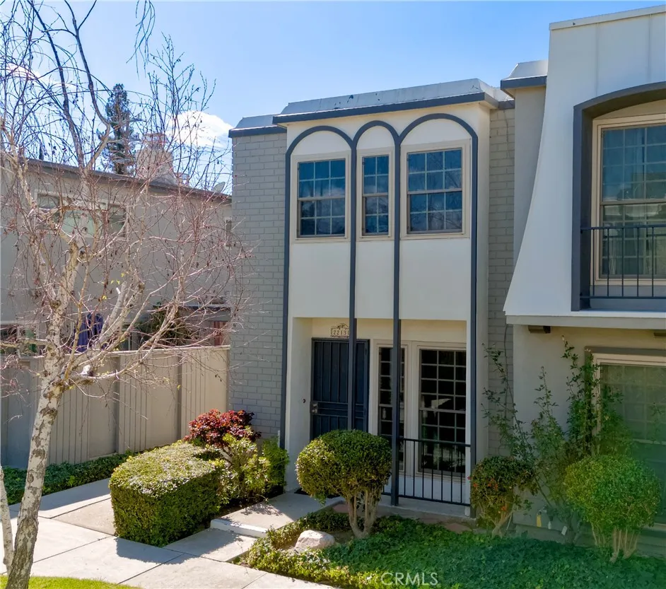 Woodland Hills, California 91367, United States, 2 Bedrooms Bedrooms, ,2 BathroomsBathrooms,Residential,Active,85204