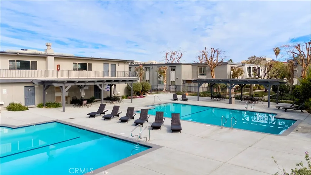 Woodland Hills, California 91367, United States, 2 Bedrooms Bedrooms, ,2 BathroomsBathrooms,Residential,Active,85204