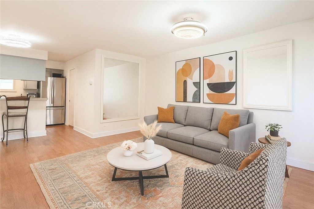 Photo of 22131 Oxnard Street, Woodland Hills, CA 91367 (MLS # SR25051992)