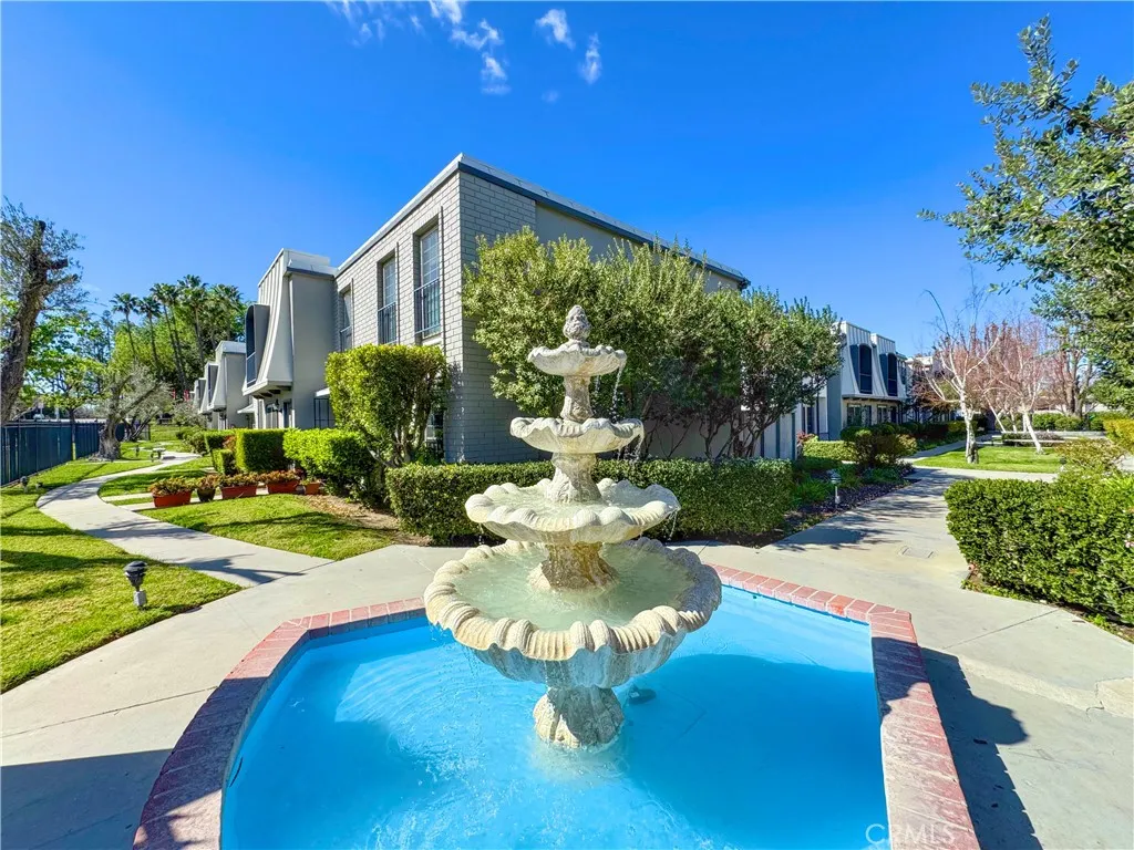 Woodland Hills, California 91367, United States, 2 Bedrooms Bedrooms, ,2 BathroomsBathrooms,Residential,Active,85204