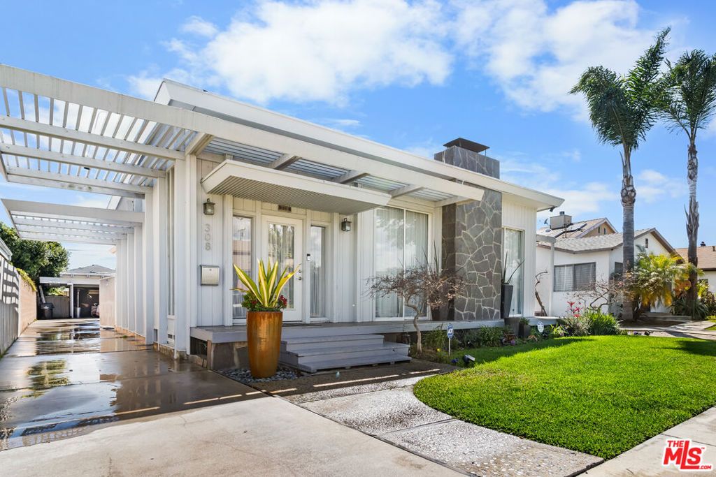 Photo of 308 W Ellis Avenue, Inglewood, CA 90302 (MLS # 26634275)