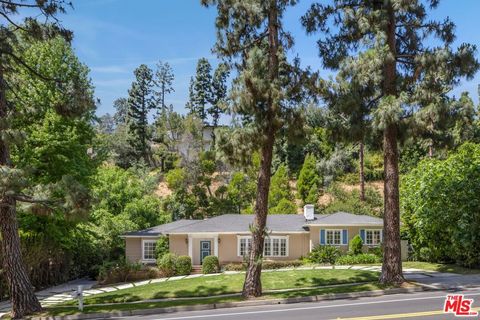 Photo of 1165 Coldwater Canyon Drive, Beverly Hills, CA 90210 (MLS # 26739431)