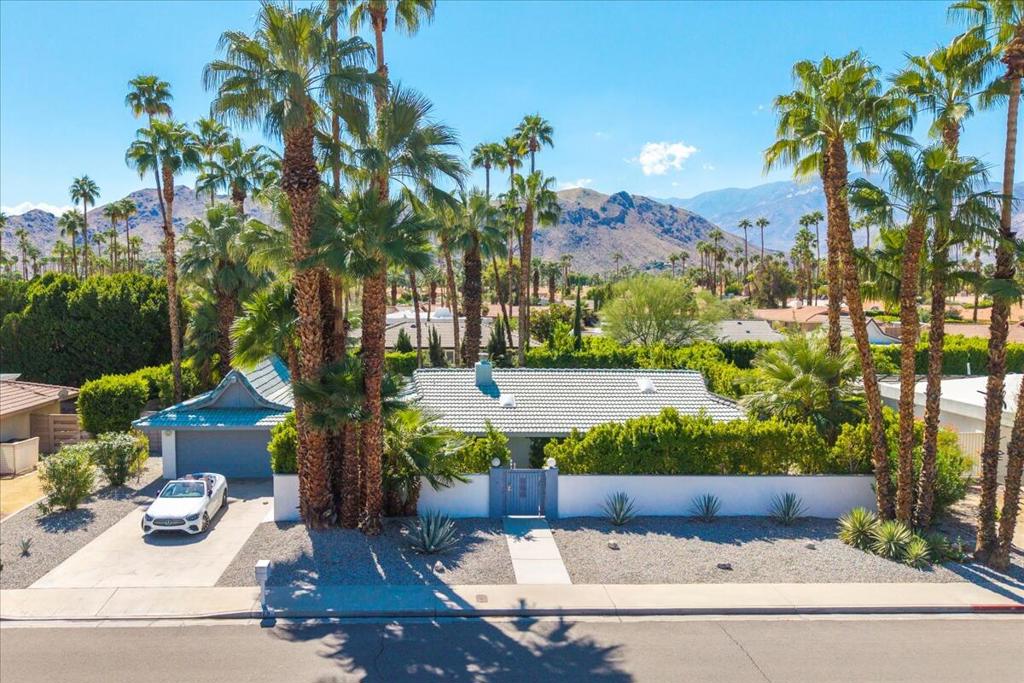 Los Compadres - Residential