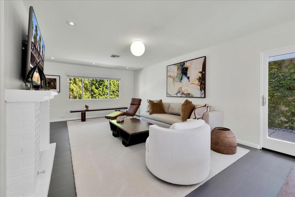 Los Compadres - Residential