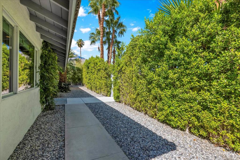 Los Compadres - Residential