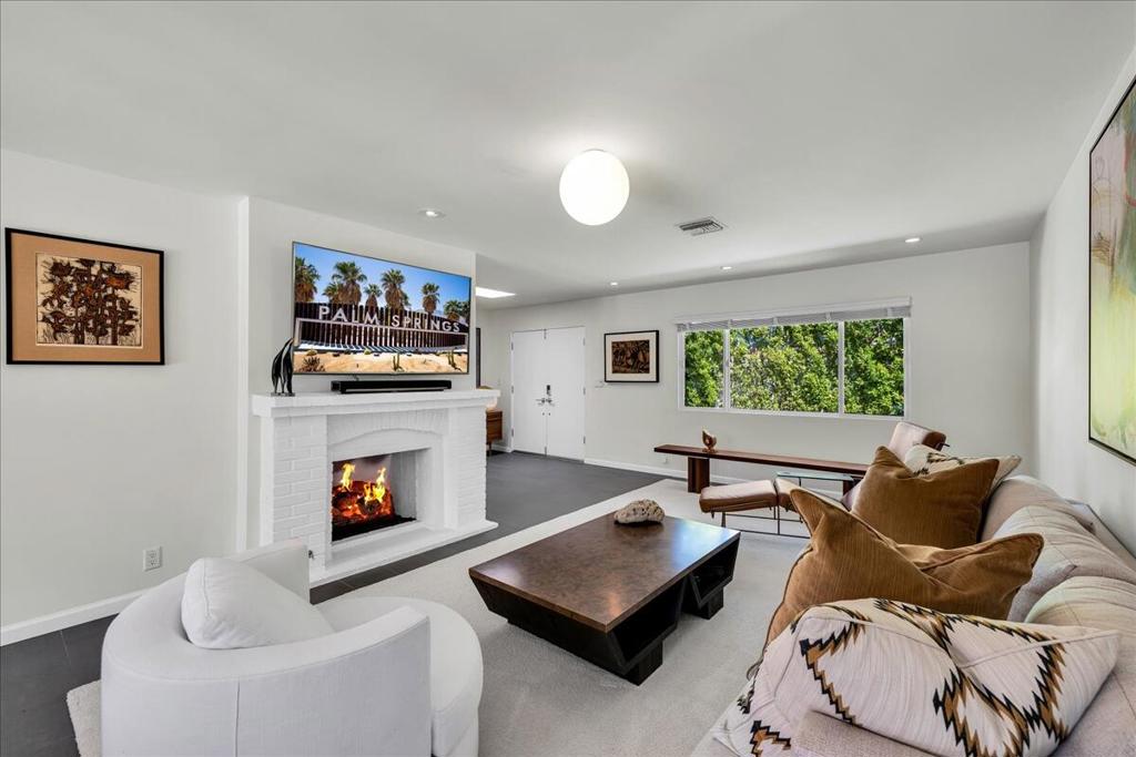 Los Compadres - Residential