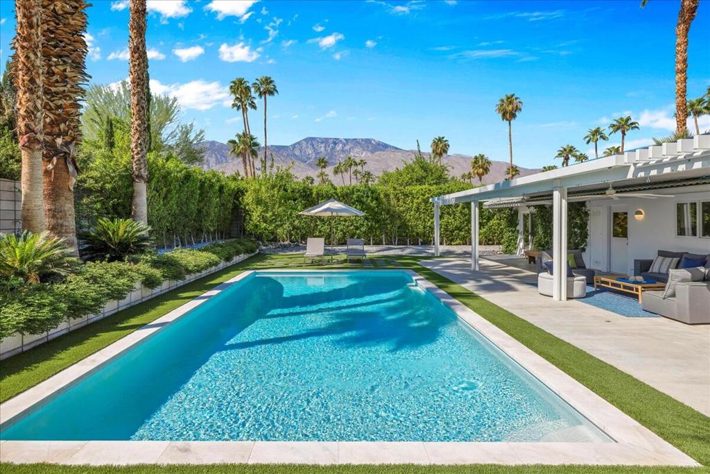 Los Compadres - Residential