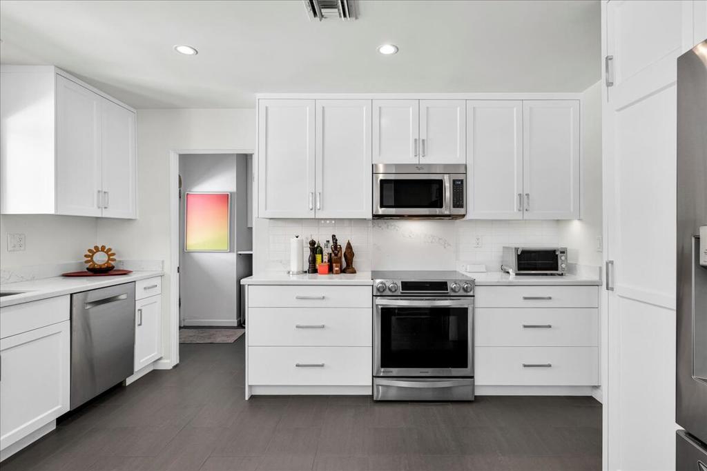 Los Compadres - Residential