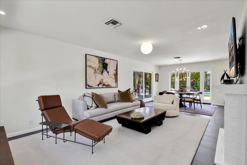 Los Compadres - Residential