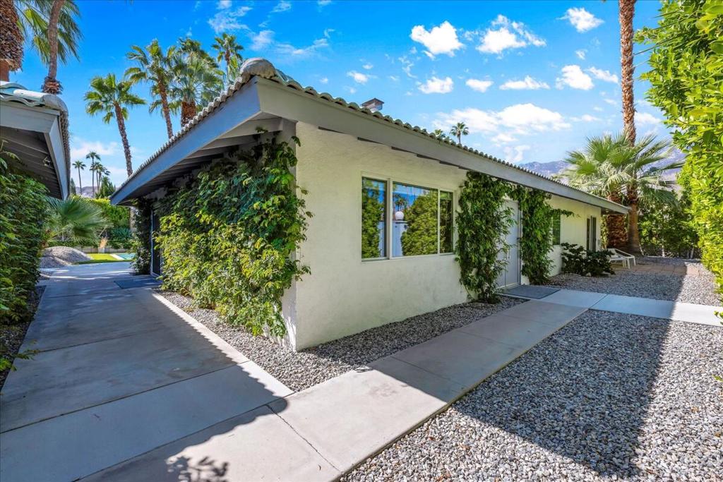 Los Compadres - Residential