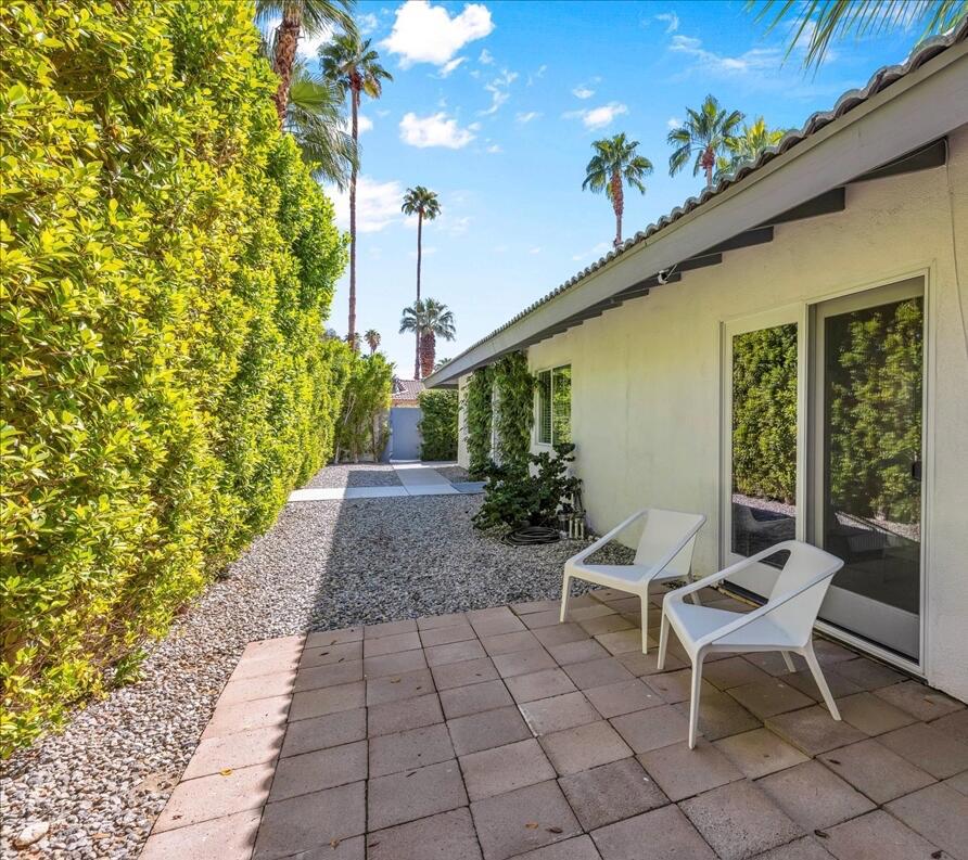 Los Compadres - Residential