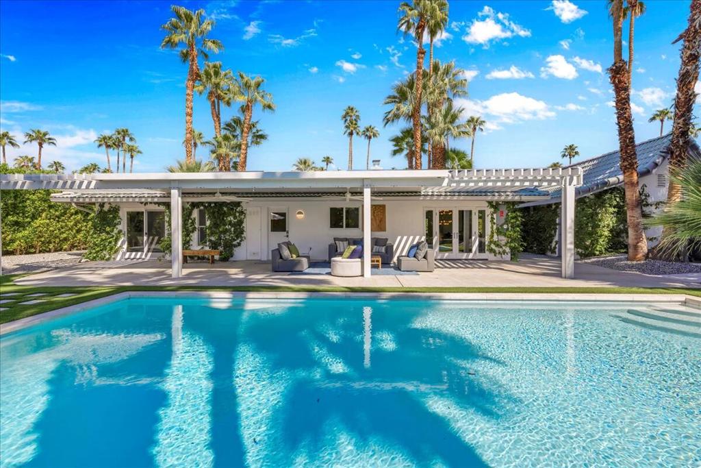 Los Compadres - Residential