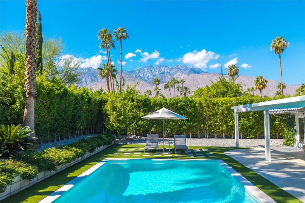 Los Compadres - Residential