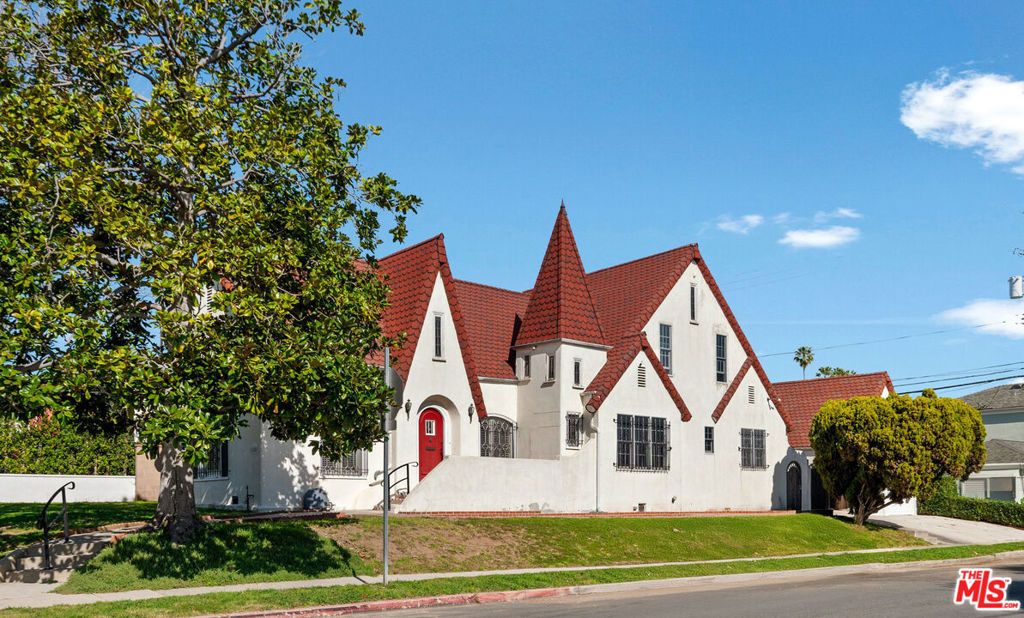 Photo of 3680 Colonial Avenue, Los Angeles, CA 90066 (MLS # 26648085)