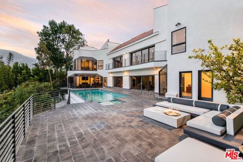 Photo of 11955 Pinnacle Place, Beverly Hills, CA 90210 (MLS # 26668423)