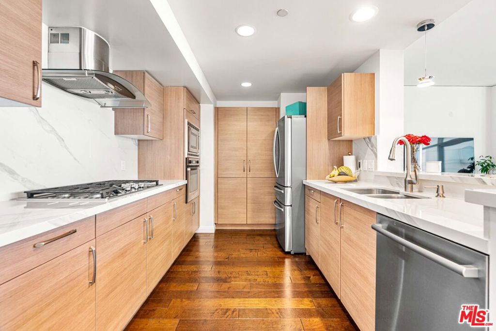 13650 Marina Pointe Drive 1009