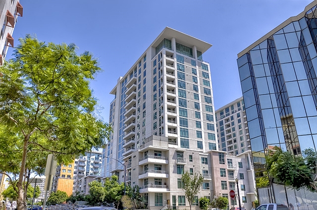 Nicely appointed one bedroom Downtown San Diego condo with newer flooring throughout. Enjoy your morning coffee on the East facing balcony. Steps from water front, shopping, restaurants all in chic and walkable Little Italy. Acqua Vista has 24 hour community attendant and security, valet parking, 8th floor pool and spa, BBQ area and workout room. Neighborhoods: Little Italy Complex Features: ,,,,, Equipment: Dryer,Garage Door Opener, Range/Oven, Washer Other Fees: 0 Sewer: Sewer Connected Topography: LL