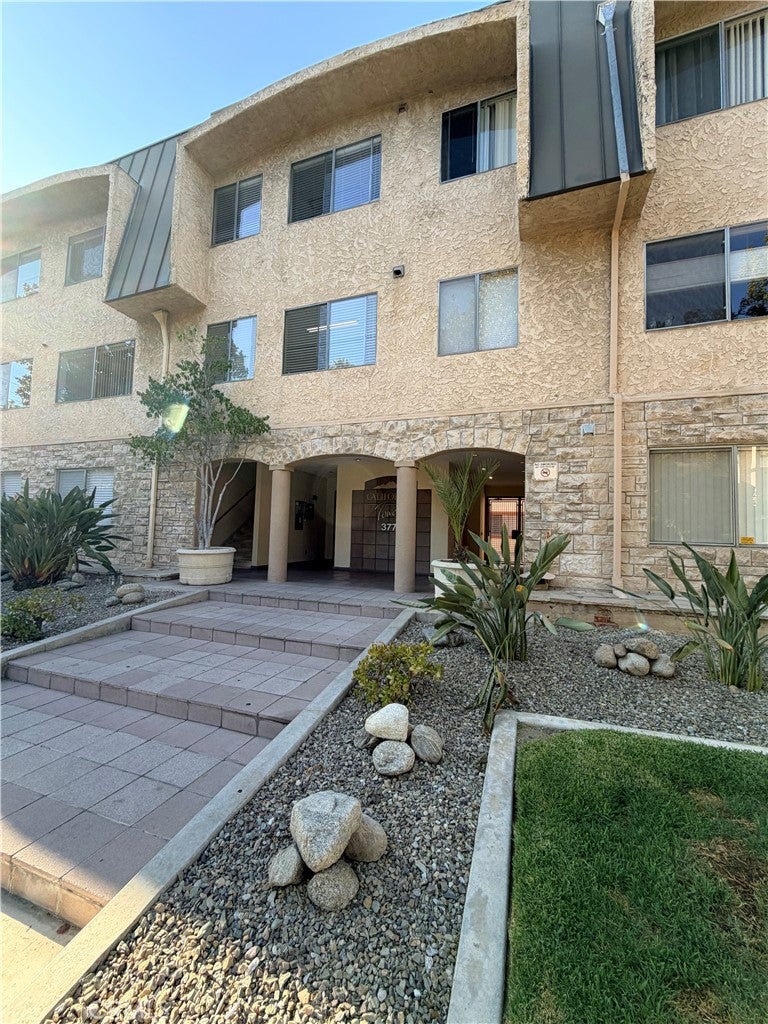 377 W California 27