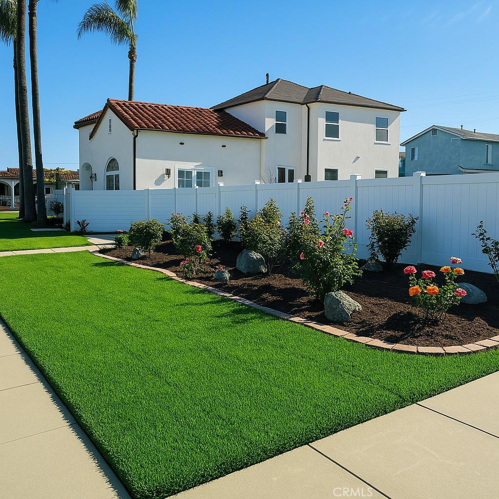 423 S POINSETTIA Avenue