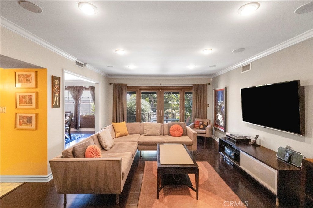 1812 W Riverside
