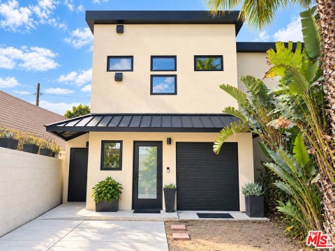 Photo of 4438 W 60th Street, Los Angeles, CA 90043 (MLS # 26102104)
