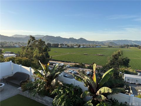 Photo of 2126 Grandview Dr, Camarillo, CA 93010 (MLS # SW26092517)