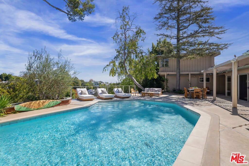 Photo of 600 Hanley Place, Los Angeles, CA 90049 (MLS # 26995217)