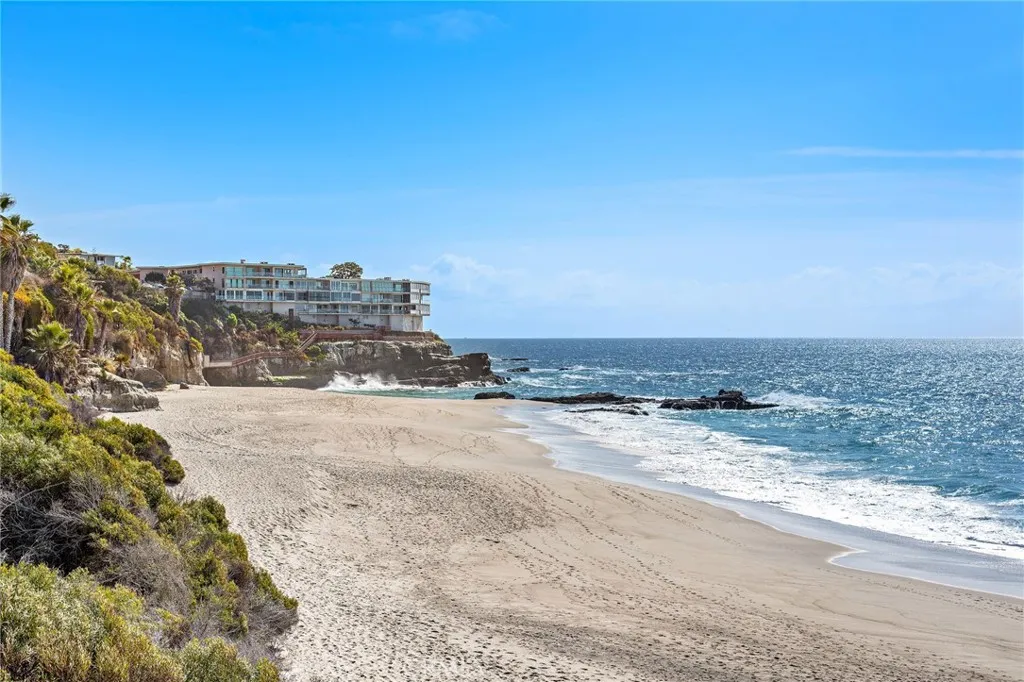 Laguna Beach, California 92651, United States, 3 Bedrooms Bedrooms, ,2 BathroomsBathrooms,Residential,Active,240163