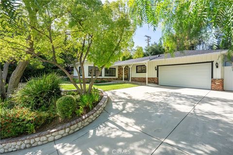 Photo of 23555 Neargate Dr, Newhall, CA 91321 (MLS # SR26084320)