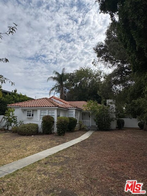 Photo of 4900 Edgerton Avenue, Encino, CA 91436 (MLS # 26104529)
