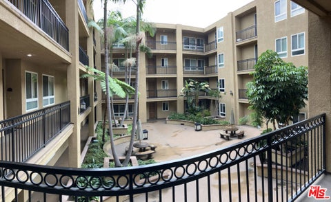 Photo of 1401 S St Andrews Place #209, Los Angeles, CA 90019 (MLS # 26991033)