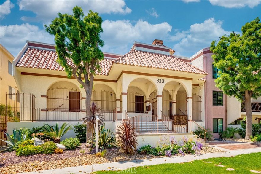 Luxury Townhome In The Heart Of Glendale * 2 Bedrooms + Loft / 2.5 Bathrooms * 1,710sqft * Living Room With A Fireplace & A Wet Bar * Dining Area * Open Floor Plan * High Ceilings * 2 Balconies * Updated Kitchen * Laminate Floors * Recessed Lighting * Central A/C & Heat * Laundry Hook-Ups Inside *  Community Pool & Sauna * 2 Car Parking * Small Pets Is Ok * Water Included * Tenant Pays Gas & Power