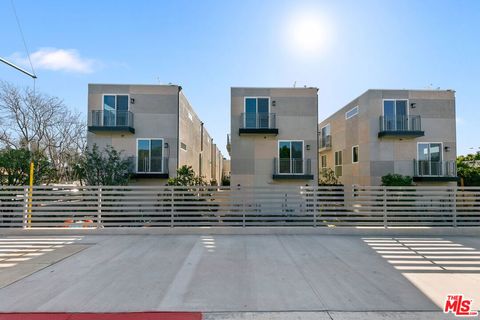 Photo of 15106 Roxford St, #13621, Los Angeles, CA 91342 (MLS # 26650117)