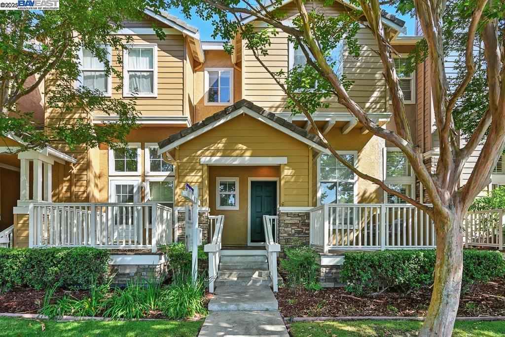 Welcome to this charming 3-bedroom, 2.5-bathroom townhome located in the heart of Dublin with unbeatable location! Spanning 1,401 sq ft. High ceiling in Living room, Hardwood floor throughout, Fully upgraded kitchen with full ceramic backsplash. Kitchen is open layout with newer stainless steel appliances. Spacious and sunny every room. New tile flooring in all bathrooms. this home offers an ideal blend of comfort and convenience. The fantastic location puts you just minutes away from major freeways (680 and 580), making commuting a breeze. New Dublin High School nearby. Enjoy walking distances to an abundance dining options, parks, and shopping centers. No rent restriction. This is the perfect opportunity to live in one of Dublin's most sought-after neighborhoods.