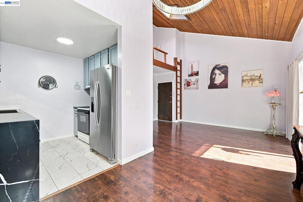 2716 Oak Rd 111