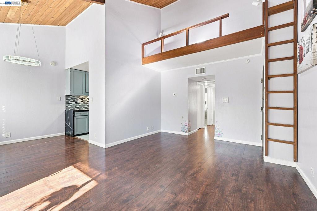2716 Oak Rd 111