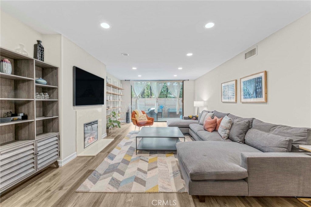 170 N Grand Avenue 102