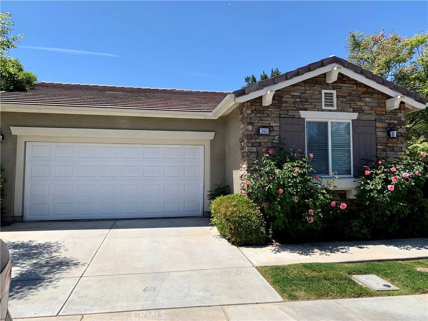 Lovely single story home located in the Four Seasons, 55+ Hemet Community. New paint and carpet throghout. Family room, living room, dining room, kitchen, master bedroom and bathroom. Fully gated community with security guard at the entrance 24/7. Four Seasons Lodge is the social center of a 10 acre recreational complex. Also included are a library, billiards parlor, computer center, game room, arts and crafts center, theatre, ballroom and indoor and outdoor lounges with beautiful fireplaces. A separate building houses the aerobics room, fitness center and salon. There are two night lit tennis courts, four paddle tennis courts, a huge pool and spa, big BBQ plaza plus Bocce Ball and shuffleboard courts. Close to shopping and freeway access!