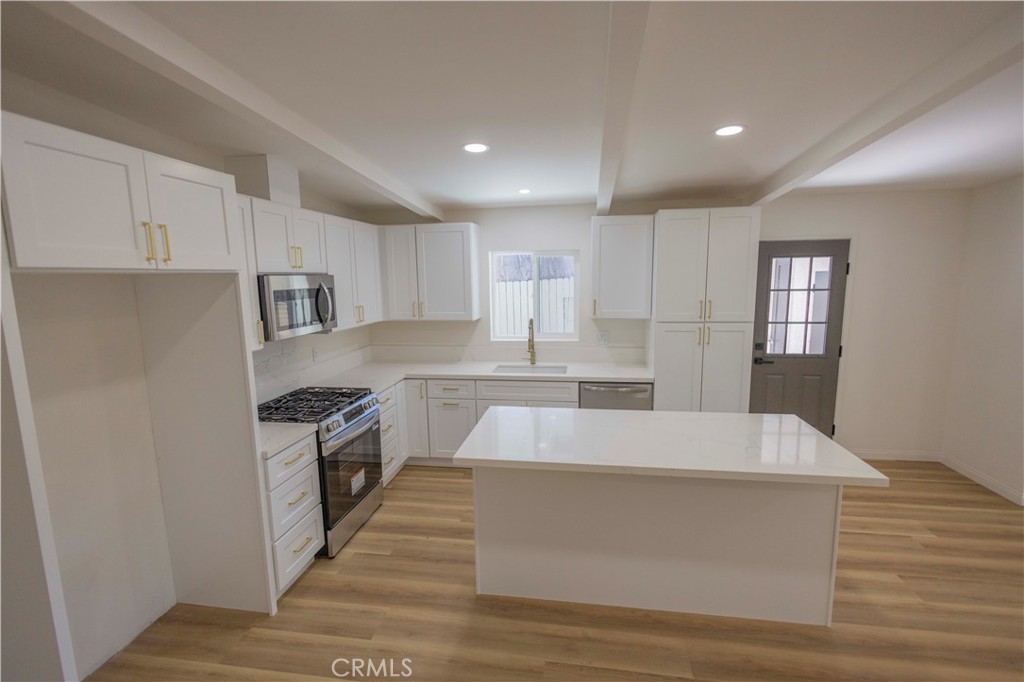 2122 W 10th Street