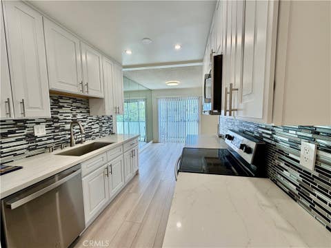 Photo of 1344 N Martel Avenue #302, Los Angeles, CA 90046 (MLS # SR26182789)