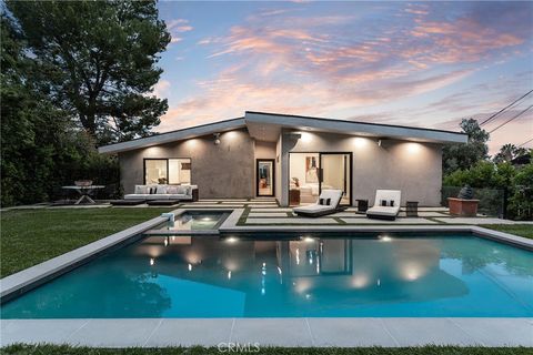 Photo of 22268 Avenue San Luis, Woodland Hills, CA 91364 (MLS # SR25266518)