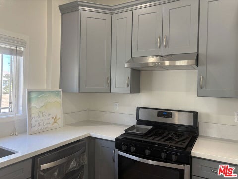 Photo of 915 S Grand View Street, Los Angeles, CA 90006 (MLS # 26864827)