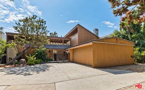 Photo of 515 N Roxbury Drive, Beverly Hills, CA 90210 (MLS # 25599259)