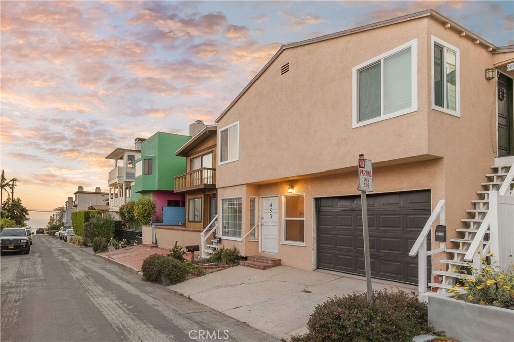 453 28th Street presents a rare triplex opportunity in the highly sought-after Sand Section of Manhattan Beach. Ideally situated just a short walk from the Strand, Bruce’s Beach, and all the dining and retail offerings of North Manhattan, this property offers incredible potential for both investors and owner-users alike.
The building features a desirable unit mix of (3) 1-bedroom, 1-bathroom units. Set on a compact 1,356 SF (30’x45’) lot, the 1,262 SF building includes a 1-car garage and is priced at $698,333/unit.
Whether you're looking to renovate and re-lease, secure a low-maintenance beachside asset, or live & own a great starter property with long term potential, 453 28th Street is a rare find just steps from the sand.