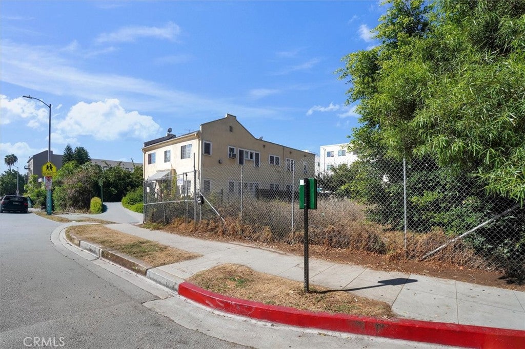 1449 N Bronson