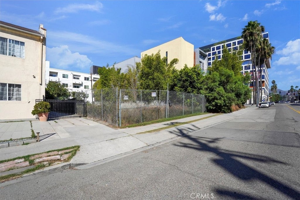 1449 N Bronson