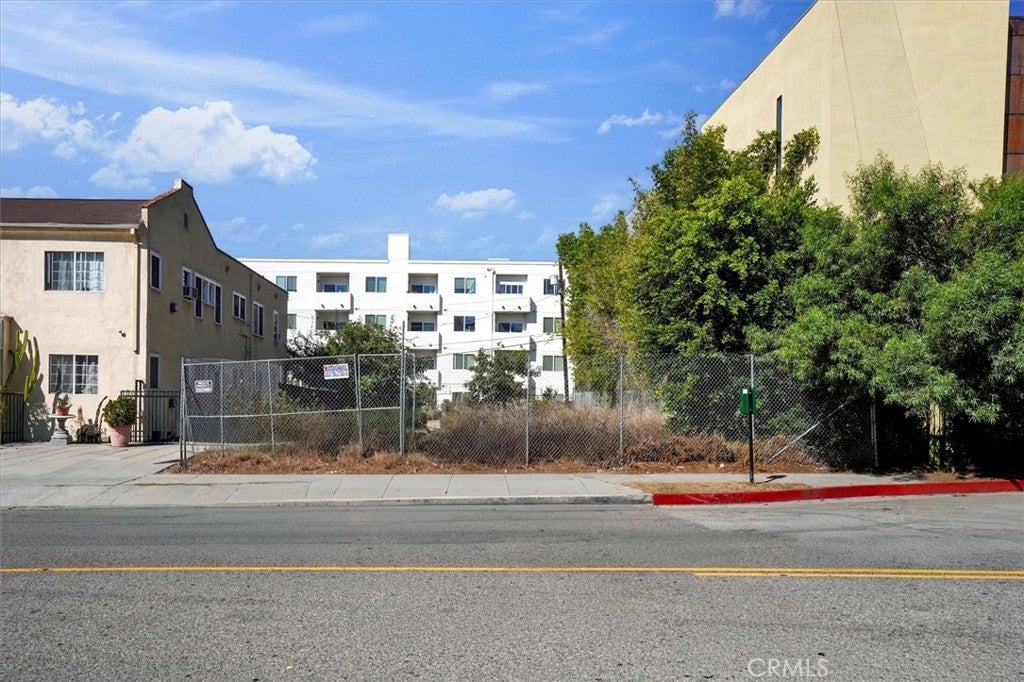1449 N Bronson