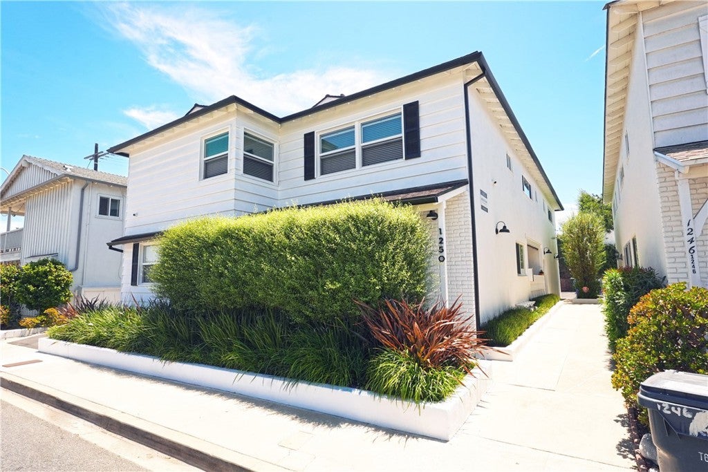 1250 Manhattan Beach