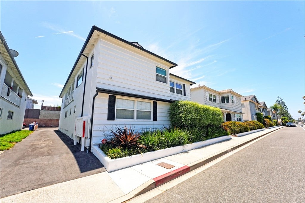 1250 Manhattan Beach