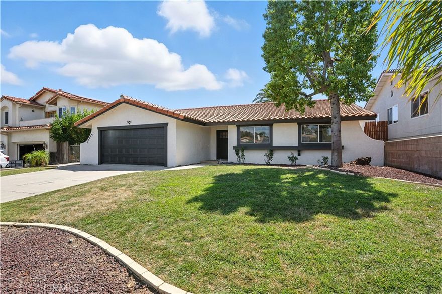 FULLY REMODELED- Just completed with everything brand new inside this home. Modern open floorplan, bright white kitchen with designer counters, upgraded appliances, LVP flooring throughout, recessed lighting, designer fixtures, walk in master closet and large pool sized backyard.
